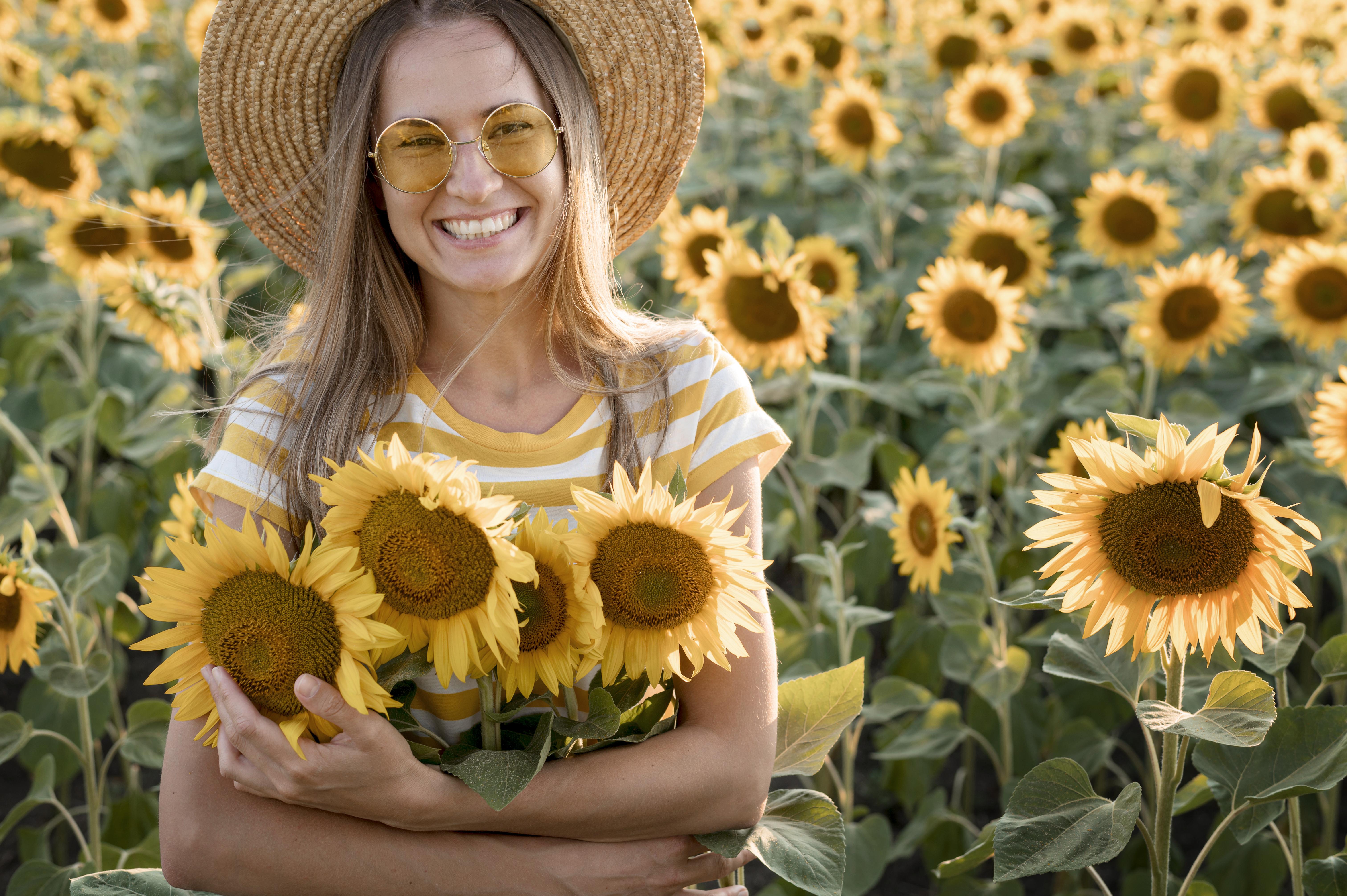 smile-woman-sunflower